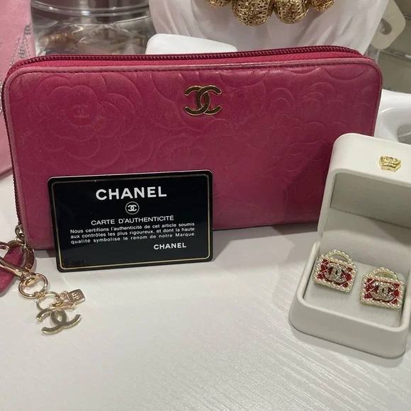 CHANEL Fuchsia Floral Embossed Wallet - Picture 5 of 16